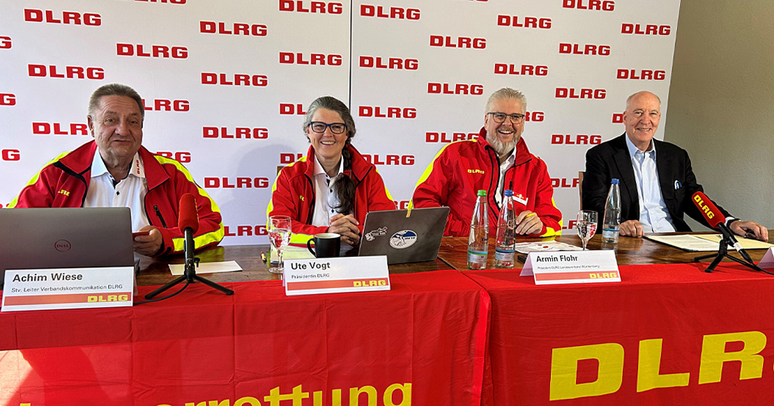 Podium: Rednerpult mit Anwesenden der PK