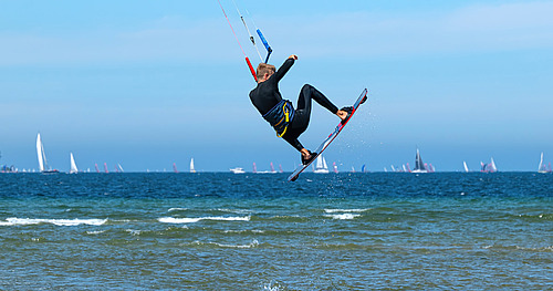 Kitesurfen auf der Ostsee © Comofoto / stock.adobe.com Kitesurfen auf der Ostsee