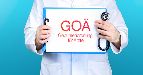 © MQ-Illustrations / stock.adobe.com Arzt hält blaues Schild mit der Aufschrift "GOÄ (Gebührenordnung für Ärzte)"