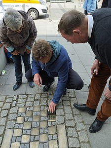 Mann verlgt Stolpersteine