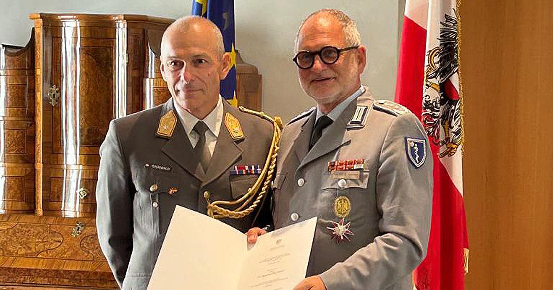 Prof. Dr. Benedikt Friemert wurde mit dem „Großen Ehrenzeichen für Verdienste um die Republik Österreich“ geehrt © S. Friemert Übergabe der Urkunde an Prof. Dr. Benedikt Friemert