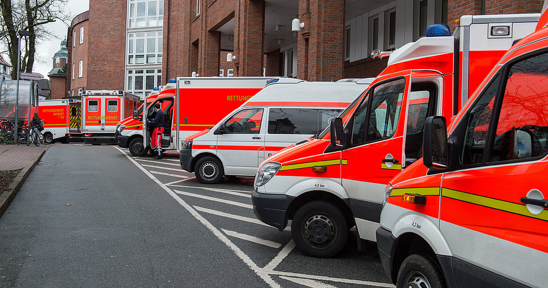 Rettungswagen stehen vor einer Notaufnahme 