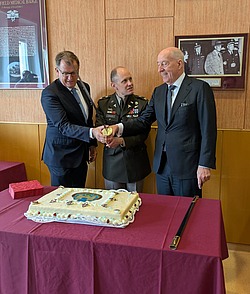Kuchenschneiden bei den Feierlichkeiten zur Zertifizierung