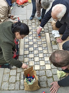 Menschen putzen Stolpersteine