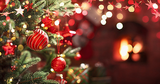 Tannenbaum mit roten Kugeln