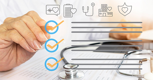 © oselote / stock.adobe.com Arztin hakt Checkliste für Patientenversorgung ab
