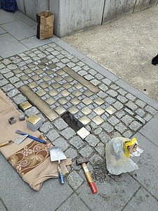 Löcher für Stolpersteine im Boden