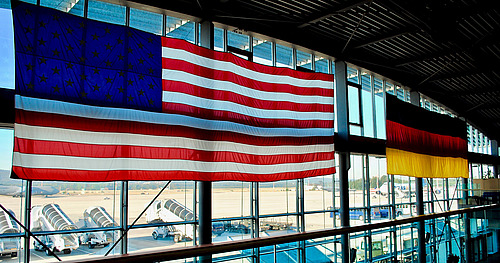 Amerikanische und deutsche Flagge in Ramstein