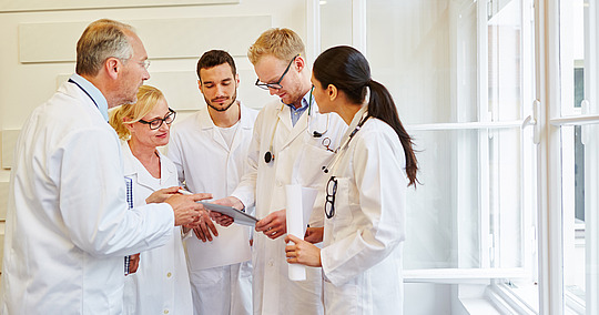 © Robert Kneschke / Stock.adobe.com Ärzteteam arbeitet zusammen